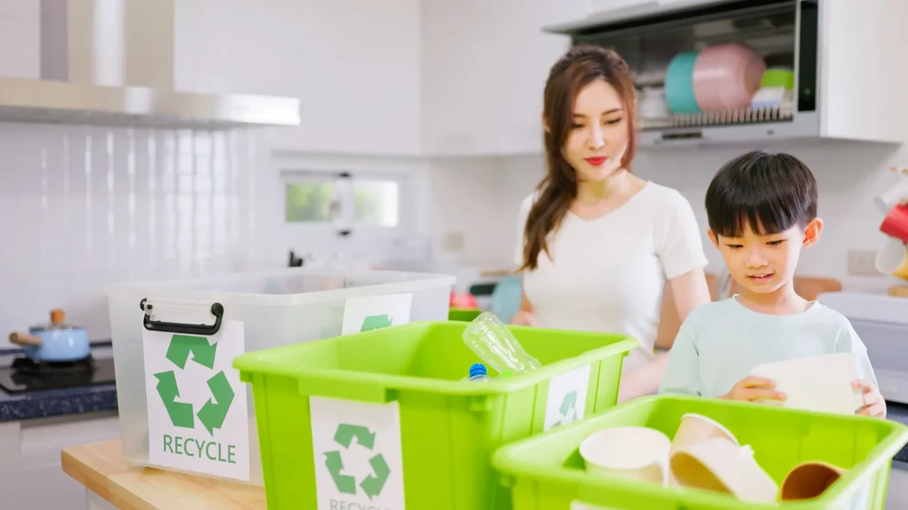 Ein sehr voller, unübersichtlicher Keller oder Dachboden mit vielen alten Gegenständen.