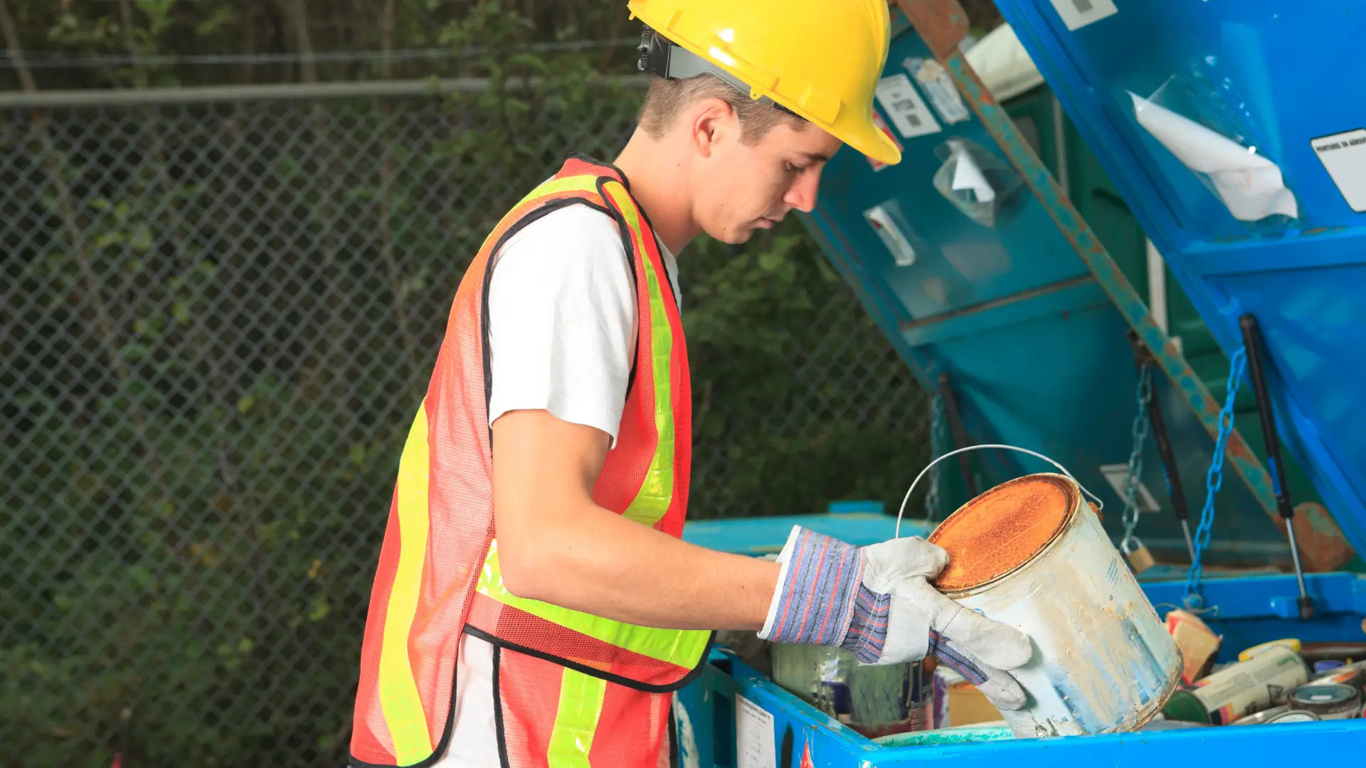 Ein Team von Postumug bei der Räumung einer Wohnung, trägt Möbel aus dem Haus.